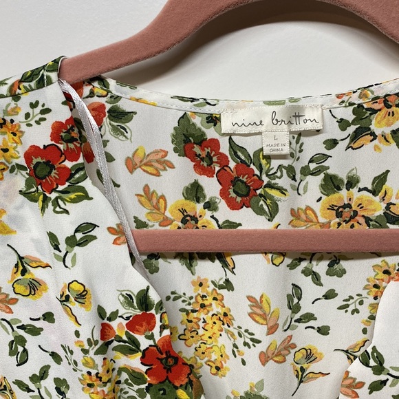 2/$18 Nine Britton NWOT flowy floral v-neck top large - Picture 2 of 4